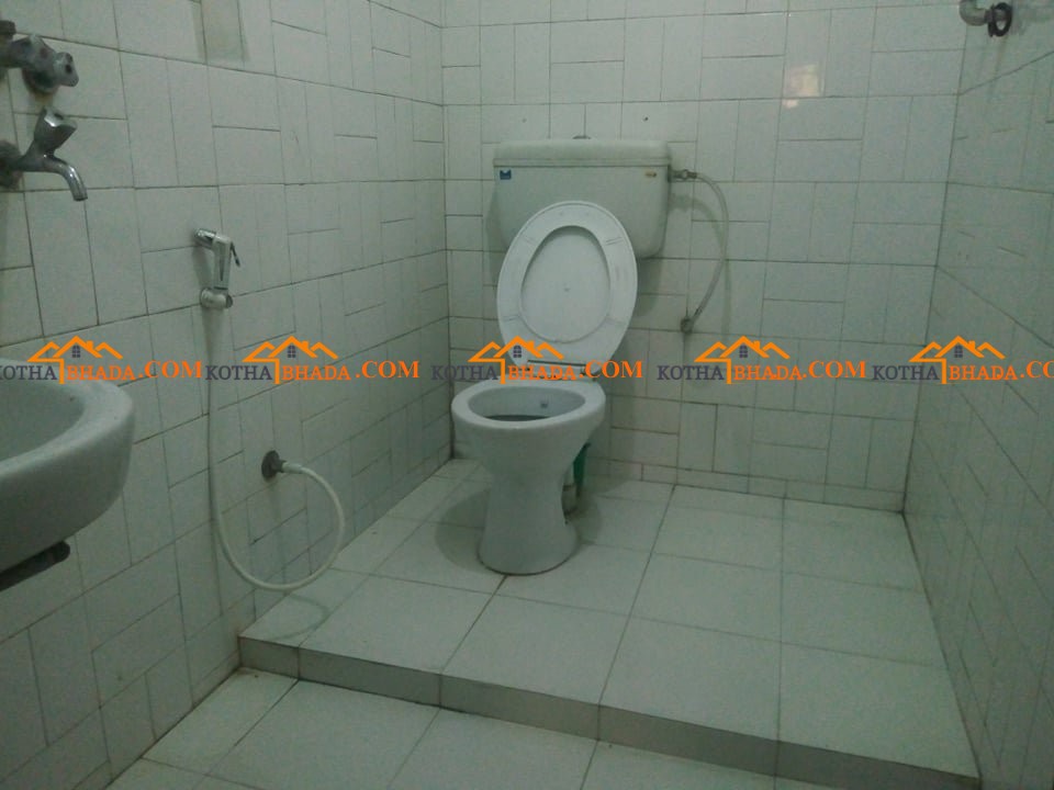 Affordable 5 rooms family flat with  dining room for rent in Maitidevi Mandir, ktm